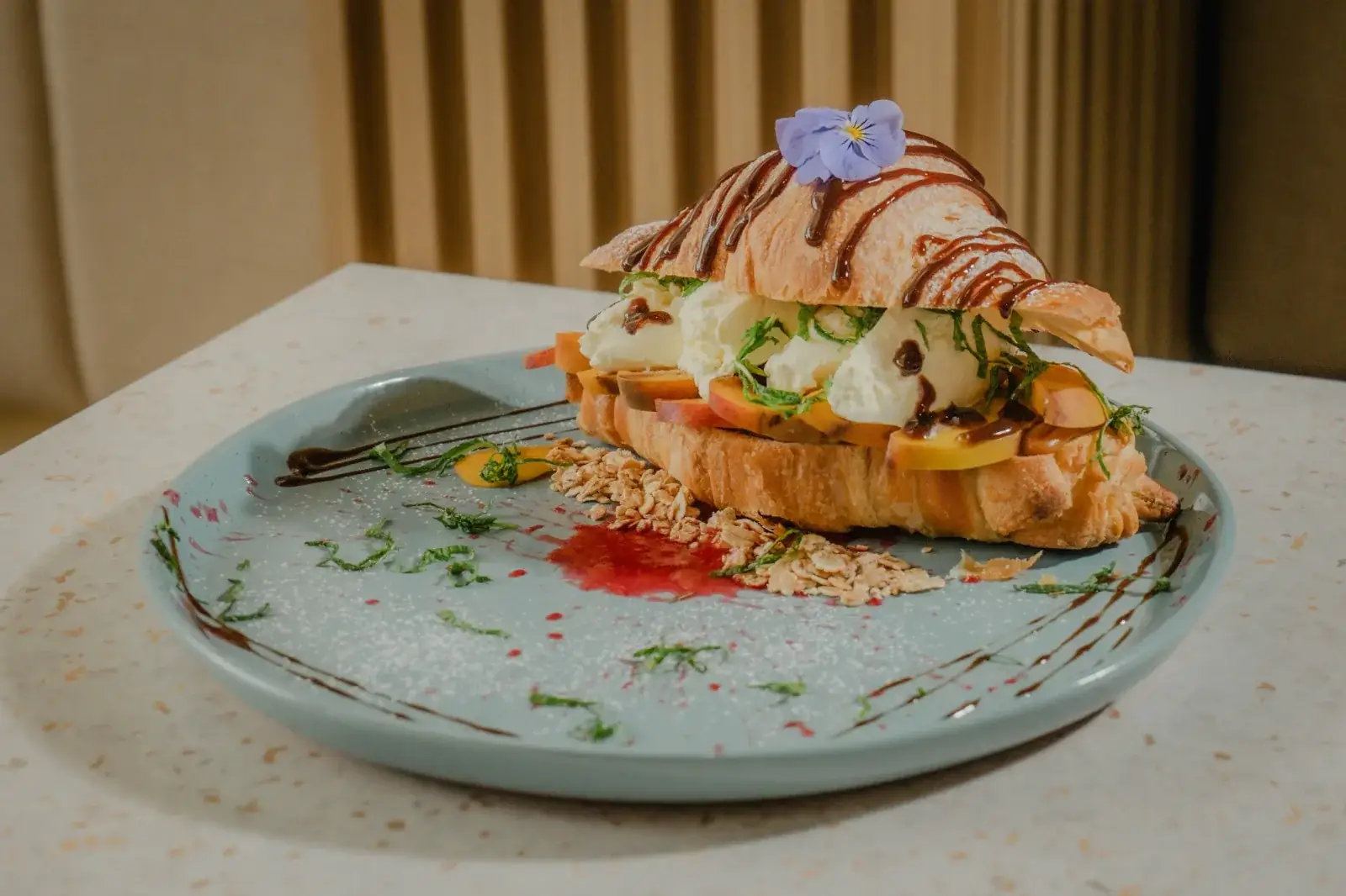 Sándwich gourmet servido con papas